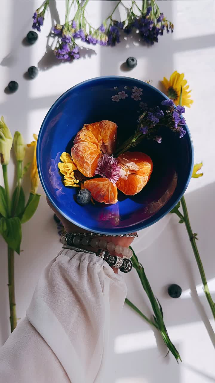 exhibición vibrante de frutas y flores