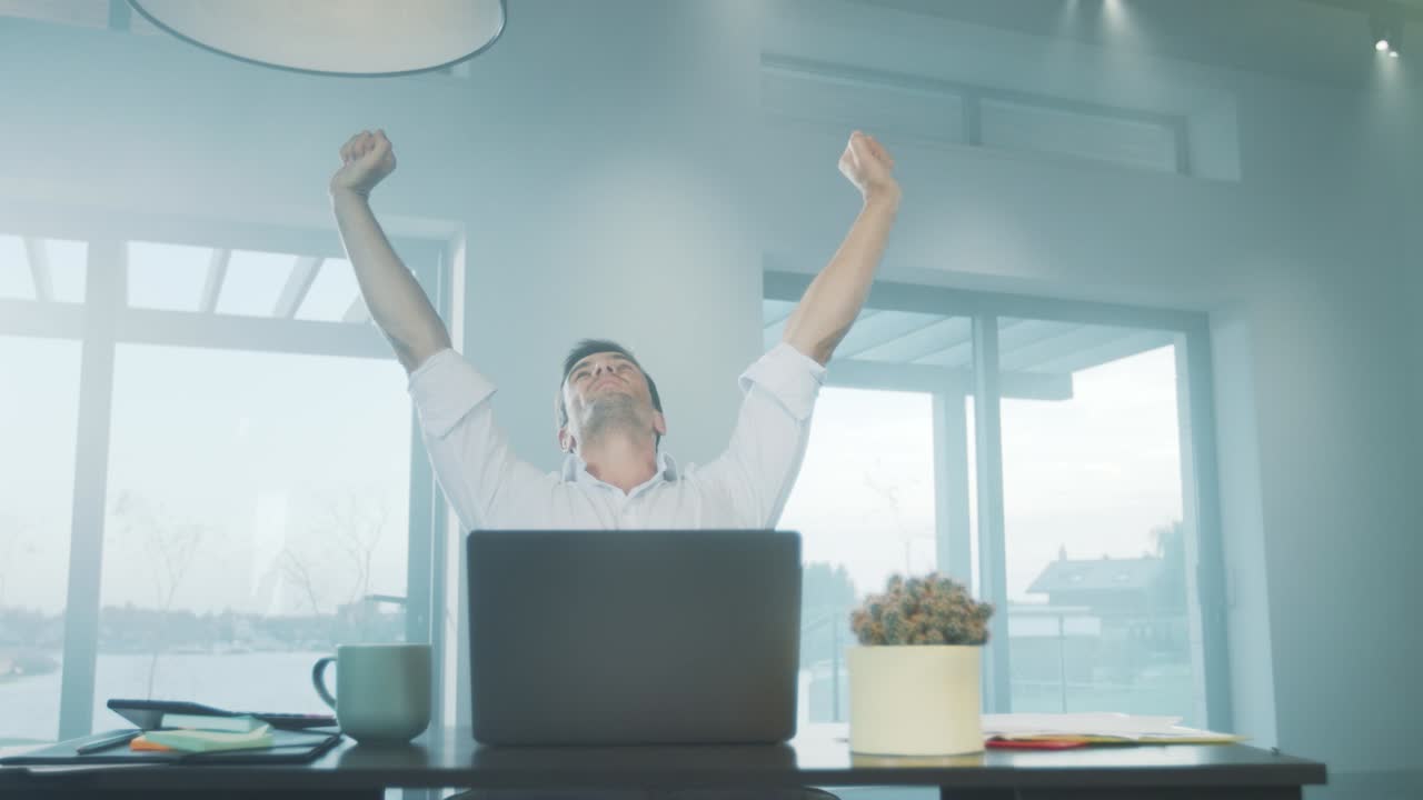 hombre de negocios estirándose en una casa de lujo. hombre cansado relajándose en el lugar de trabajo