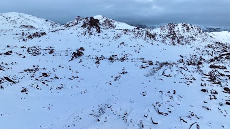 una nueva capa de nieve cubre las colinas de alabama en california.