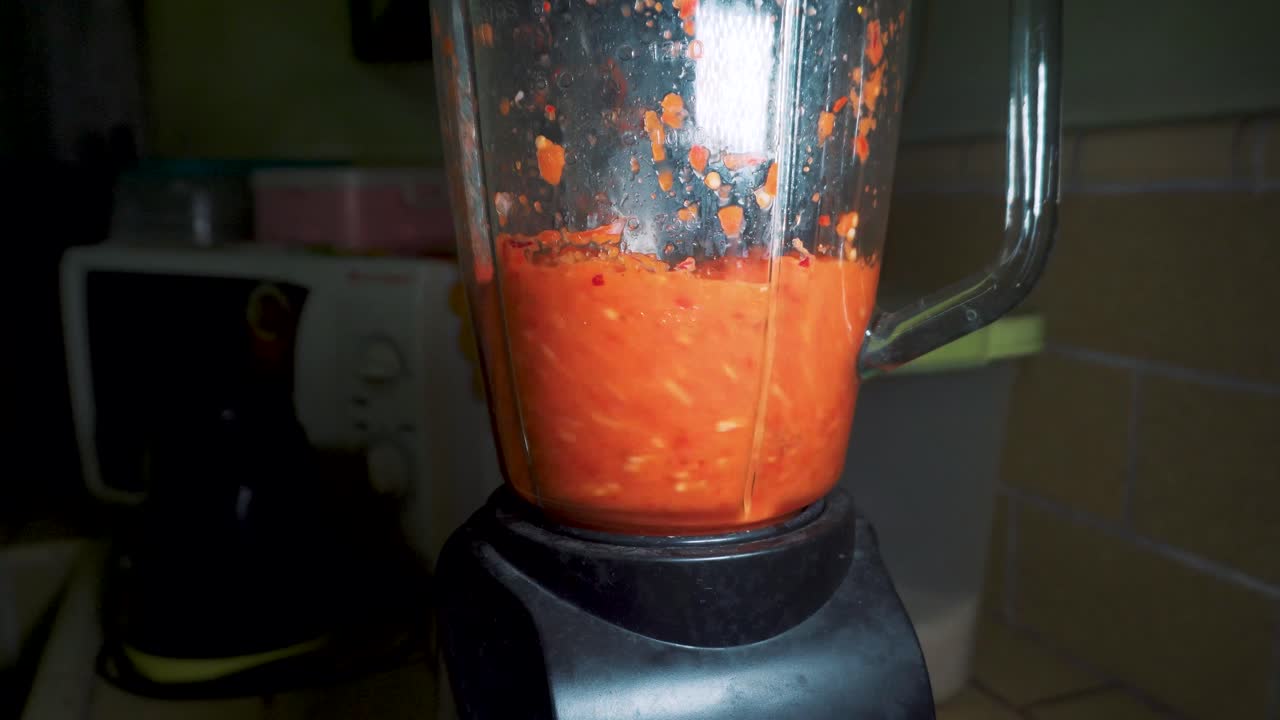 proceso de mezcla de chile y cebolla