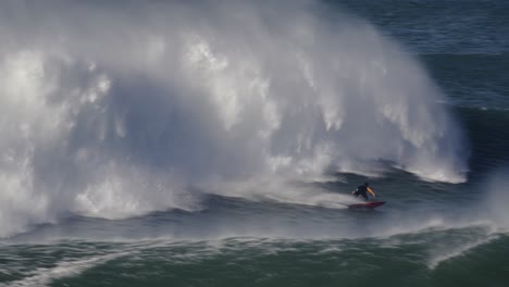 Conductor-De-Moto-Acuática-Montando-Olas-Grandes,-Surfista-Navegando-En-El-Océano-Agitado,-Vista-De-Cerca,-Velocidad-Real,-Nazare,-Portugal