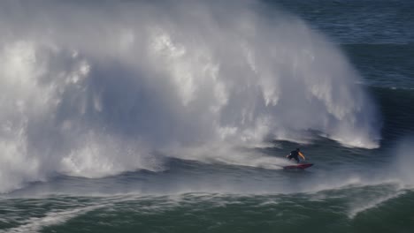 conductor de moto acuática montando olas grandes, surfista navegando en el océano agitado, vista de cerca, velocidad real, nazare, portugal