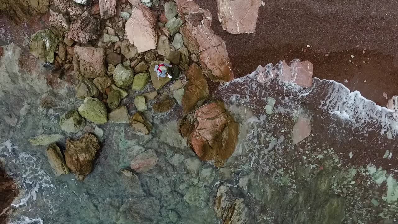 Vista aerea di una spiaggia rocciosa con onde