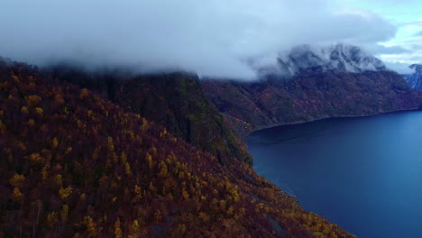 Luftaufnahme-über-Die-Traumhafte-Natur-über-Den-Wolken-Norwegens-Mit-Blick-Auf-Die-Majestätischen-Berge-Mit-Bäumen-Und-Felsen-Am-Blauen-Meer-Während-Einer-Abenteuerlichen-Reise