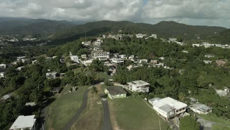 puerto rico hilltown disparo aéreo de avión no tripulado sobrevuela 4k60p