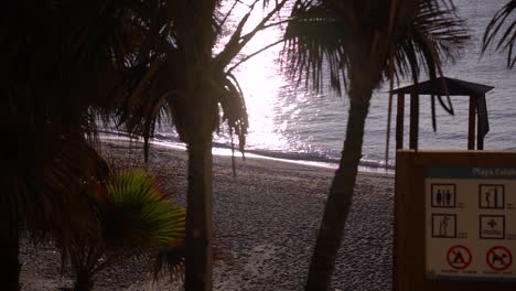 Hermoso-Paisaje-De-Playa-Con-Silueta-De-Casa-De-Salvavidas-Y-Océano-Brillante