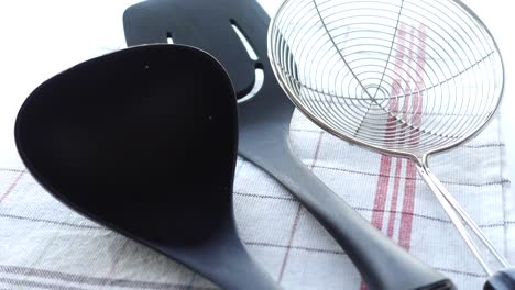 utensilios de cocina en una servilleta