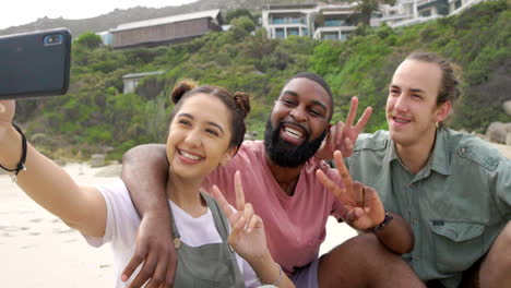 amigos, sonrisa y selfie con el signo de la paz en la playa