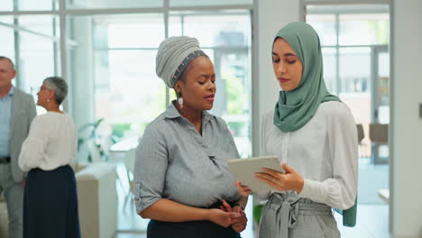 Tablet,-Schwarze-Frau-Und-Muslimische-Mitarbeiterplanung