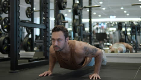 Hombre-Haciendo-Flexiones-En-Un-Gimnasio