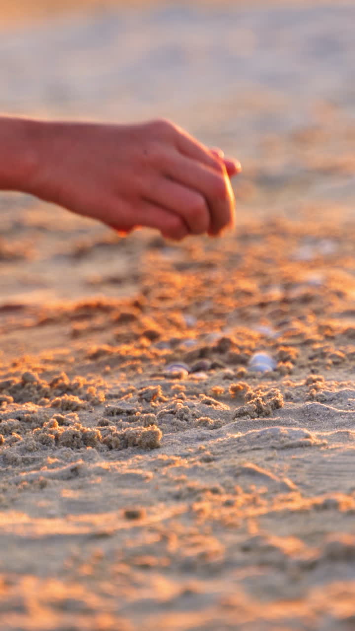 niño jugando en la playa al atardecer