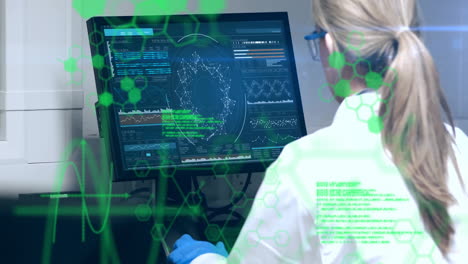 animación de procesamiento de datos científicos sobre una científica caucásica que utiliza una computadora en un laboratorio