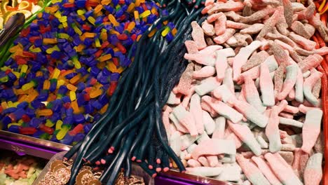 tiro de un montón de gomitas de colores en la tienda de dulces