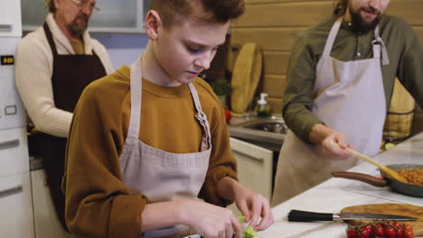 hombres caucásicos y niño en la cocina