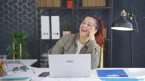 una mujer de negocios alegre riendo juguetón.