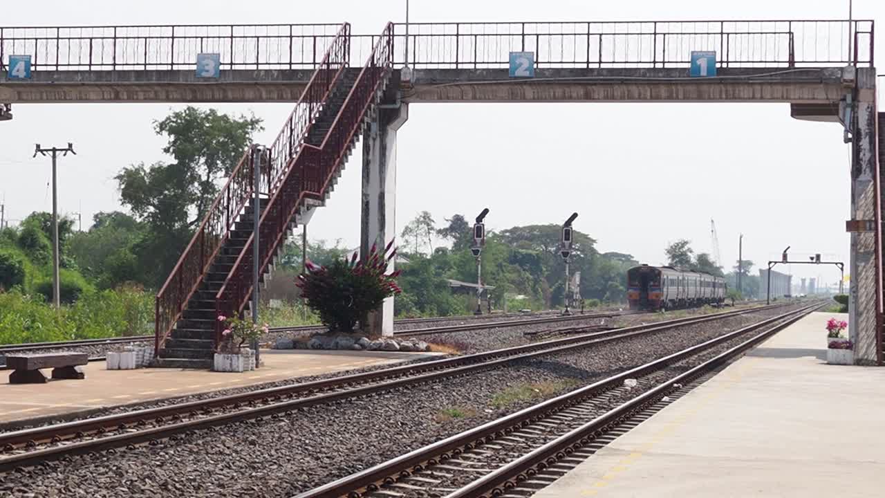 열차가 기차역에서 트랙을 가로질러 움직인다.