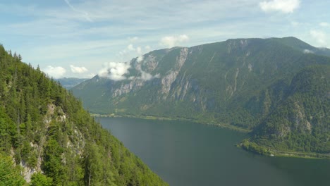 Vergrößern-Sie-Den-See-Vom-Hallstatt-Skywalk-Aus