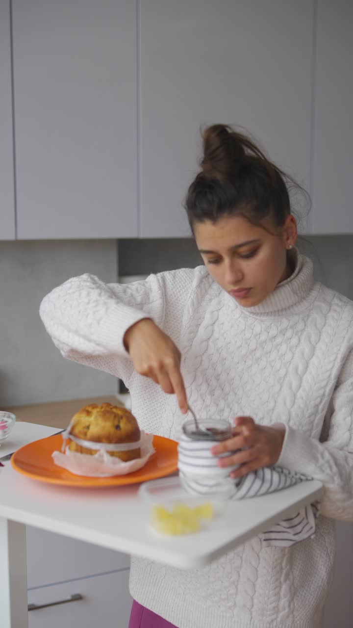 una mujer horneando un pastel.
