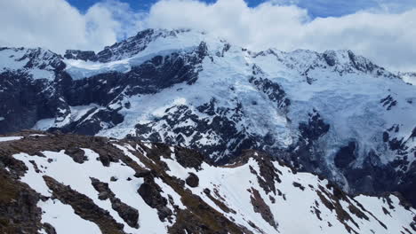 Neuseeland-Peak-4k-Drohne-Bewölkter-Tag