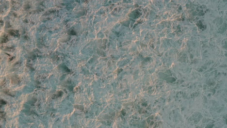 fotografía aérea baja de arriba hacia abajo sobre las olas