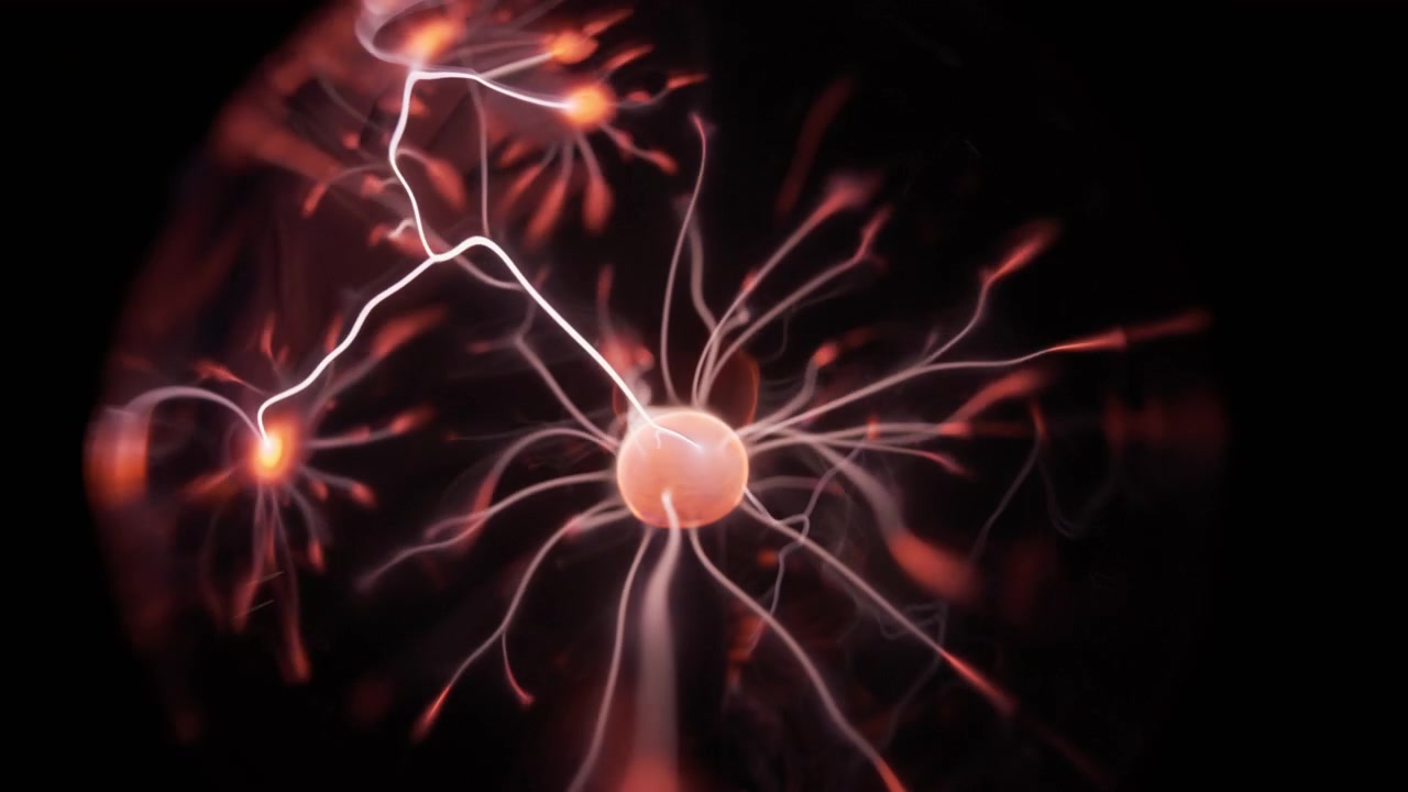 Mano che tocca una sfera al plasma elettrica, con raggi di energia rossa in movimento