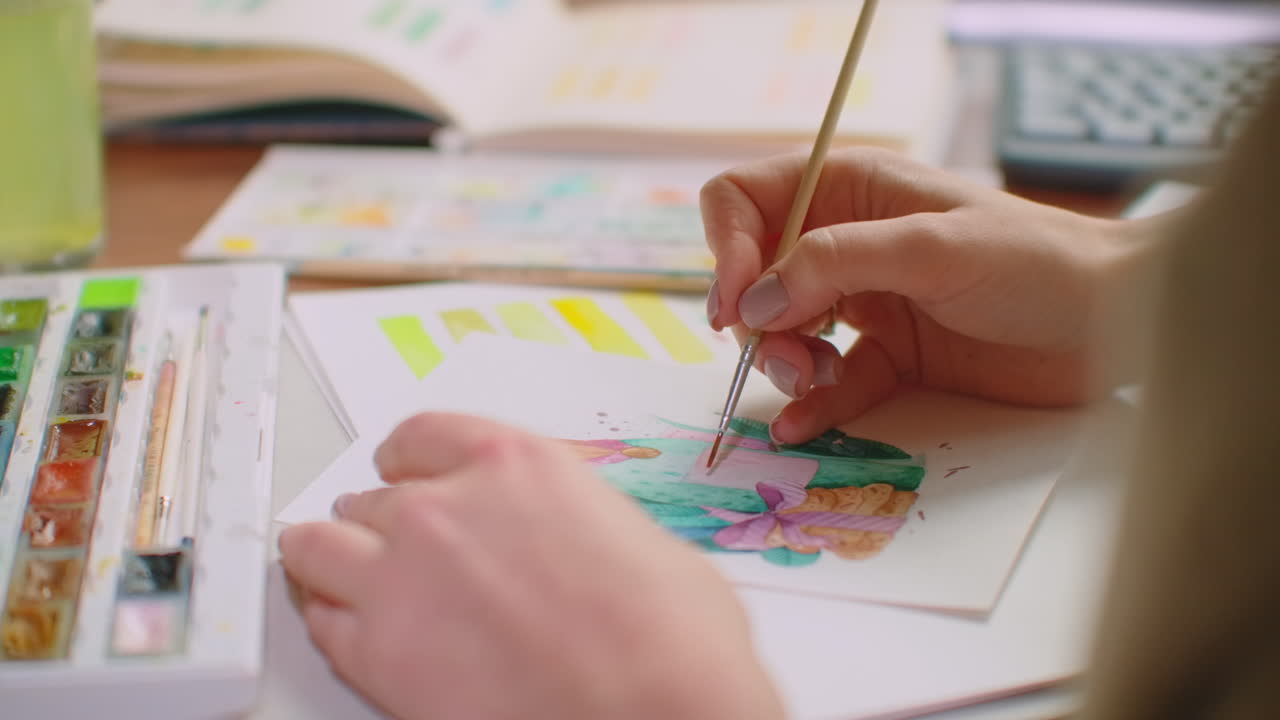 joven diseñador gráfico trabajando en una computadora de escritorio moderna mientras usa una tableta gráfica en el escritorio de la oficina.