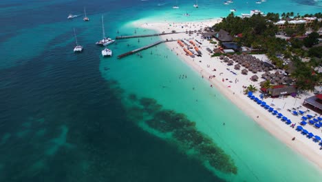 Aerial-drone-view-of-interesting-places-in-the-Caribbean-sea-near-North-Beach,-Isla-Mujeres,-Mexico