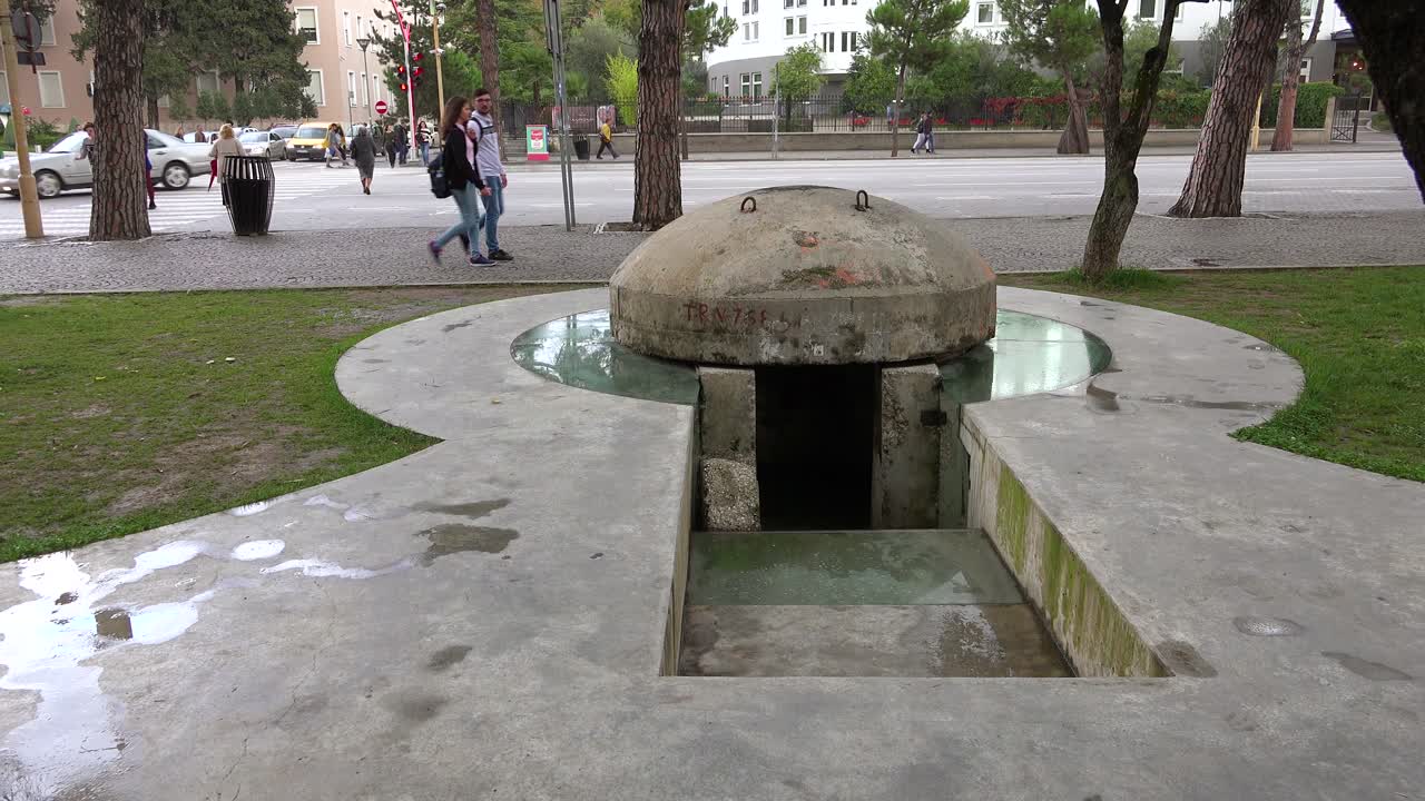 Búnkeres de hormigón tipo pastillero se encuentran en el centro de Tirana, Albania 1