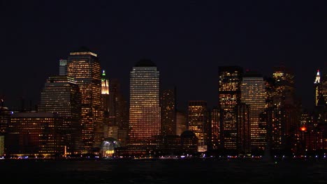 El-Horizonte-De-La-Ciudad-De-Nueva-York-Ny-Brilla-En-La-Noche-1