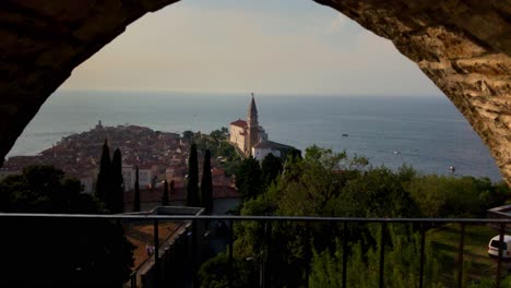 Dies-Ist-Eine-4k-Enthüllungsaufnahme-Der-Slowenischen-Stadt-Piran-Von-Oben