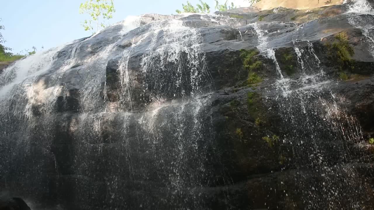 hermosa cascada de sri lanka llamada rukmal falls en la provincia de sabaragamuwa
