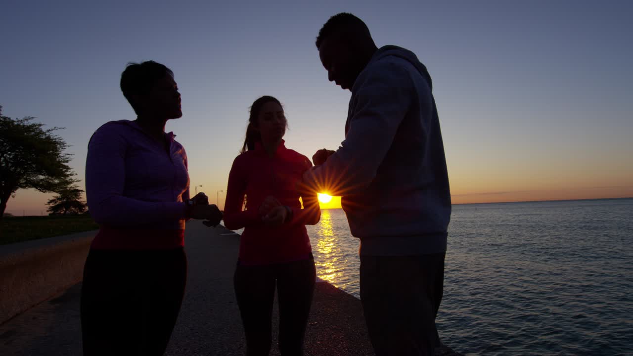 스포츠 후 휴식을 취하는 다민족 친구들의 실루