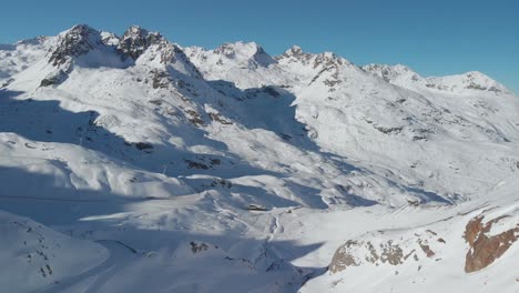 Vista-Aérea-De-Drones-Con-Vistas-A-Un-Paisaje-Montañoso-Nevado,-Día-Soleado-En-Kaunertal,-Austria