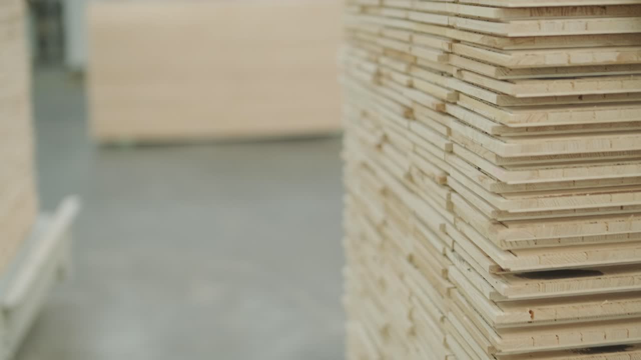 Detailní záběr naskládaných dřevěných prken ve skladu