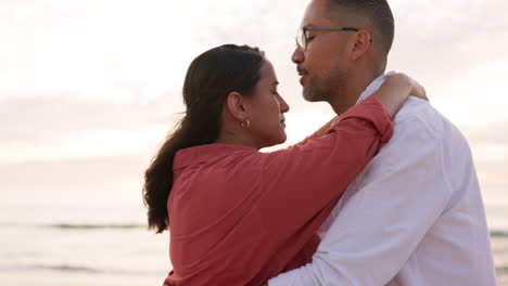 amor, besos y puesta de sol con una pareja en la playa