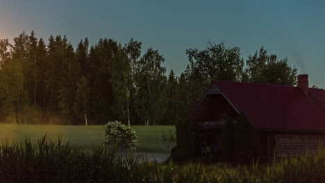 Filmischer-Hyperlapse-Eines-Kleinen-Ländlichen-Häuschens-Im-Wald