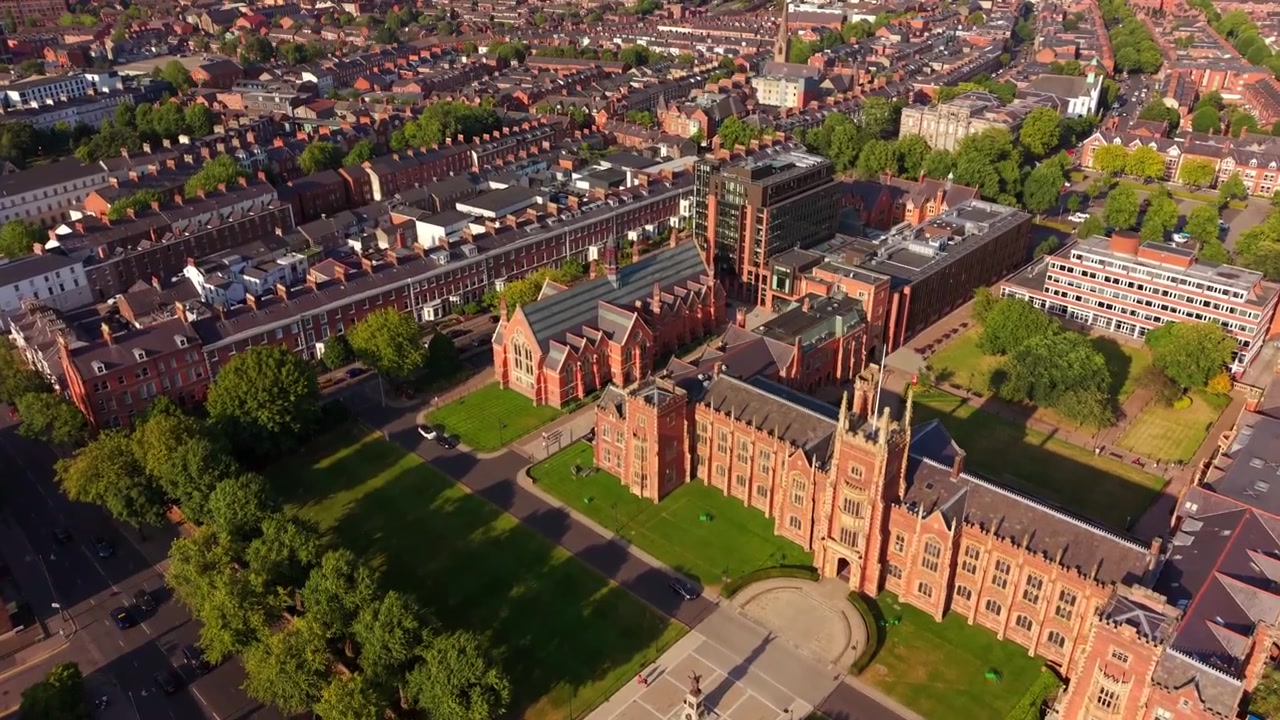 Forbikjørende 4K 60FPS luftvideo av Queen's University Belfast, Nord-Irland i Storbritannia. Produsert en sommerkveld med Rec709-farge