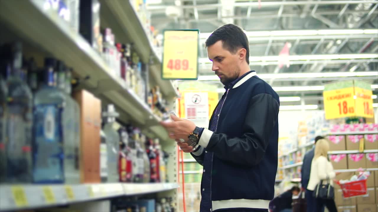 슈퍼마켓 에서 술 을 구입 하는 남자