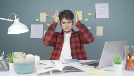 el estudiante varón engreído es feliz.