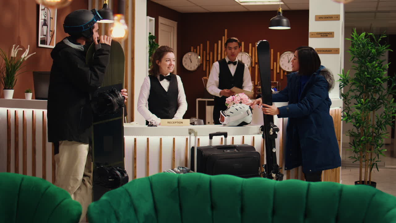 활동적인 사람들이 스키 컴플렉스에 온다.