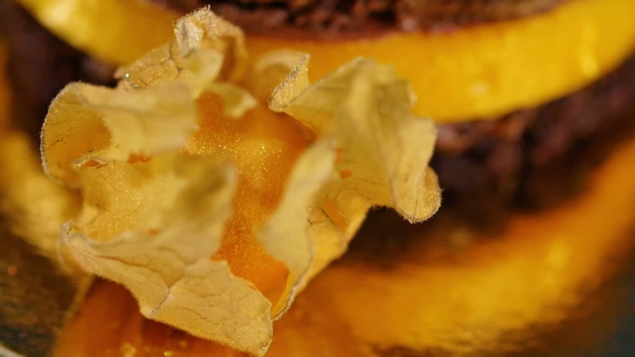 식용 꽃 을 가진 장식적 인 층 케이크 의 클로즈업