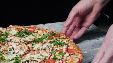 la mano tomando un pedazo de pizza