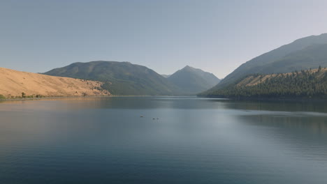 Drohnen-4k-Luftaufnahmen-Von-Menschen-In-Kajaks-Auf-Dem-Wunderschönen-Lake-Wallowa,-Oregon