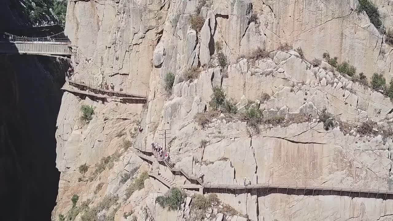 Gangvei langs steinete klipper i Málaga, Spania, gir vakker utsikt