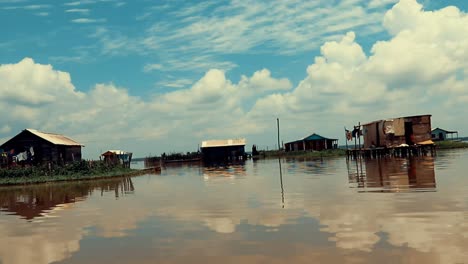 Casas-De-Pescadores-En-Un-Limo-Con-Un-Cielo-Azul-En-El-Fondo-En-Un-Día-Brillante