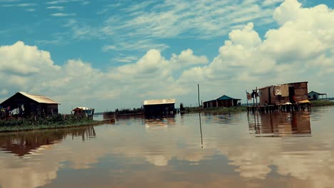 casas de pescadores en un limo con un cielo azul en el fondo en un día brillante
