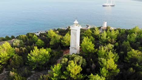 Faro-Veneciano-En-La-Bahía-De-Fiskardo,-Isla-De-Cefalonia,-Grecia