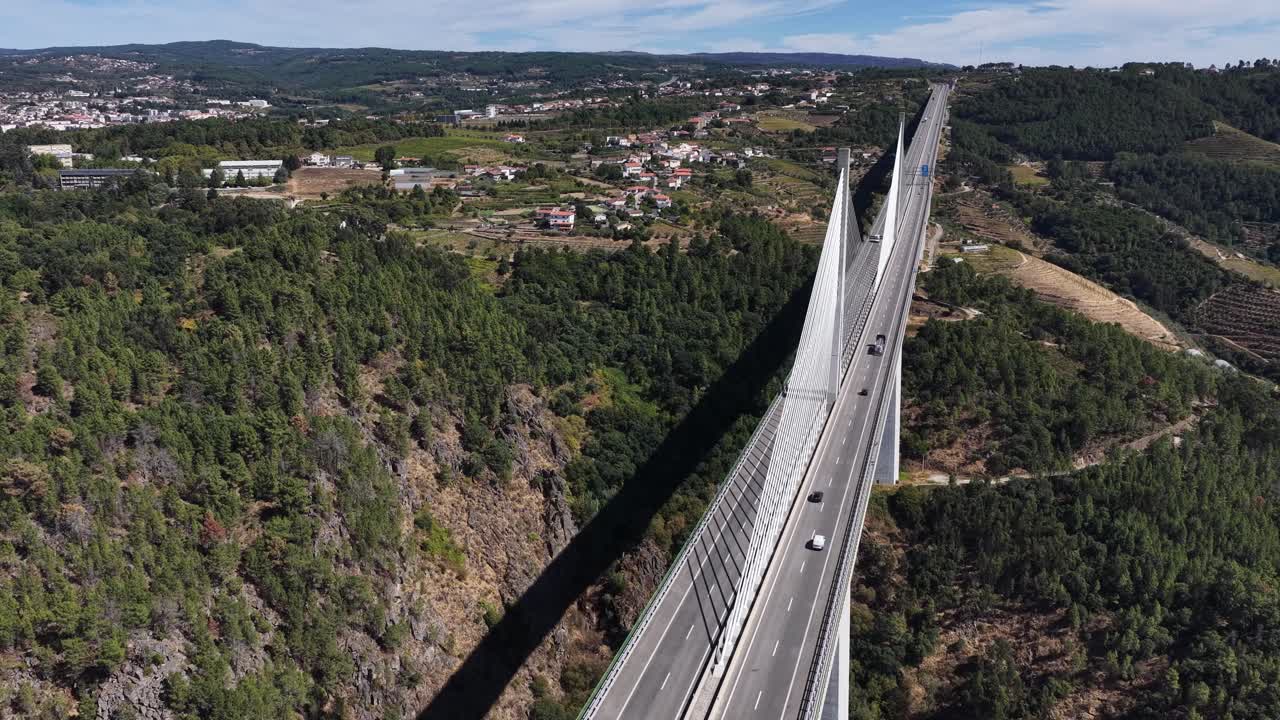 고속도로 고가도로를 차들이 지나가는 모습