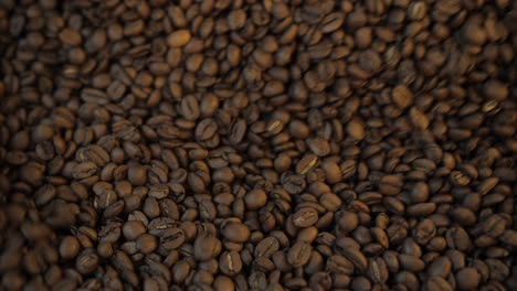 cierre de granos de café después de la mezcla de asado para enfriar, detalle de cámara lenta