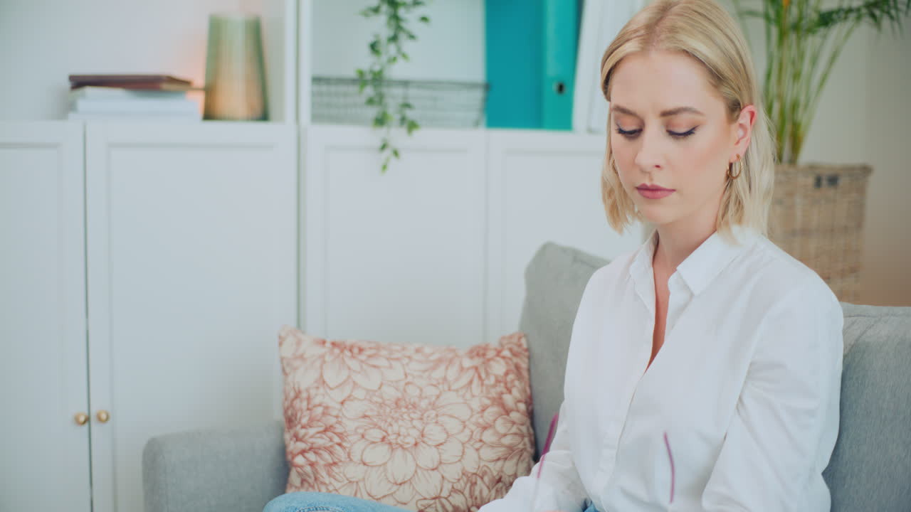 걱정하는 소녀는 뉴스에서 무너집니다.